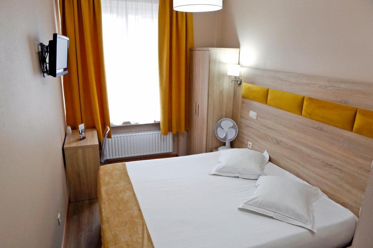 Hotel De France Saint-Gilles Bagian luar foto