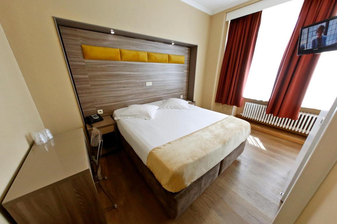 Hotel De France Saint-Gilles Bagian luar foto