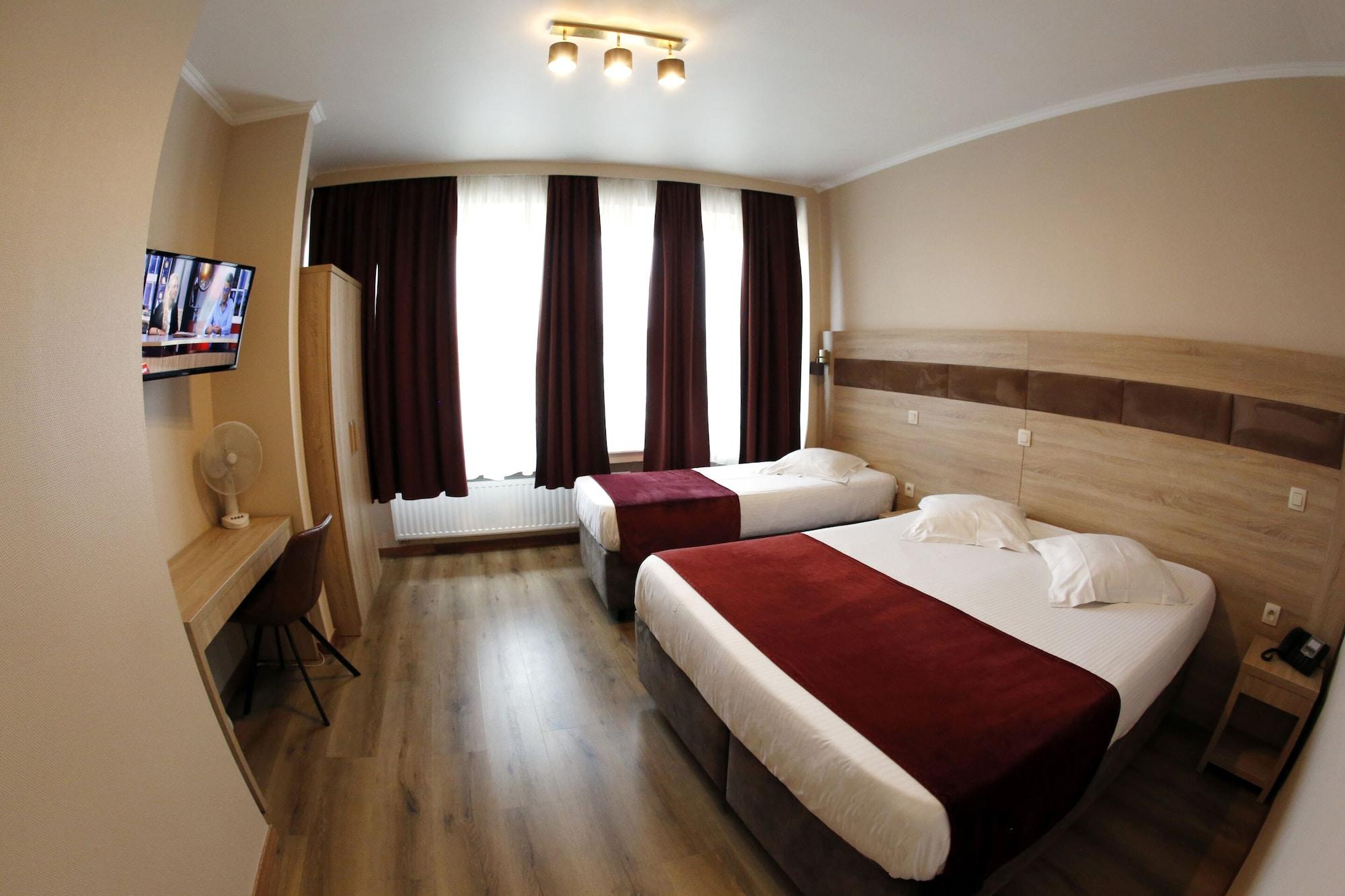 Hotel De France Saint-Gilles Bagian luar foto