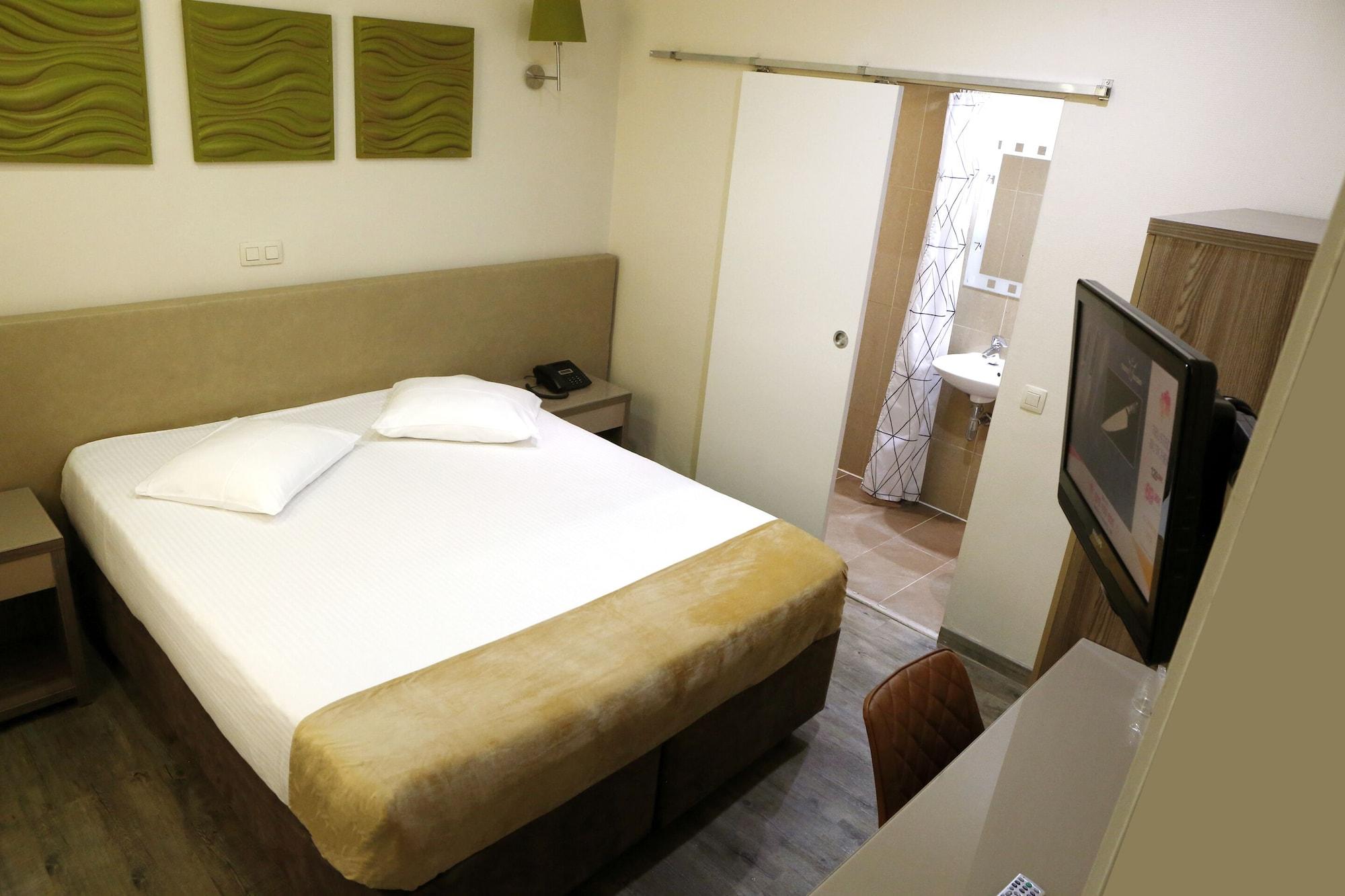 Hotel De France Saint-Gilles Bagian luar foto