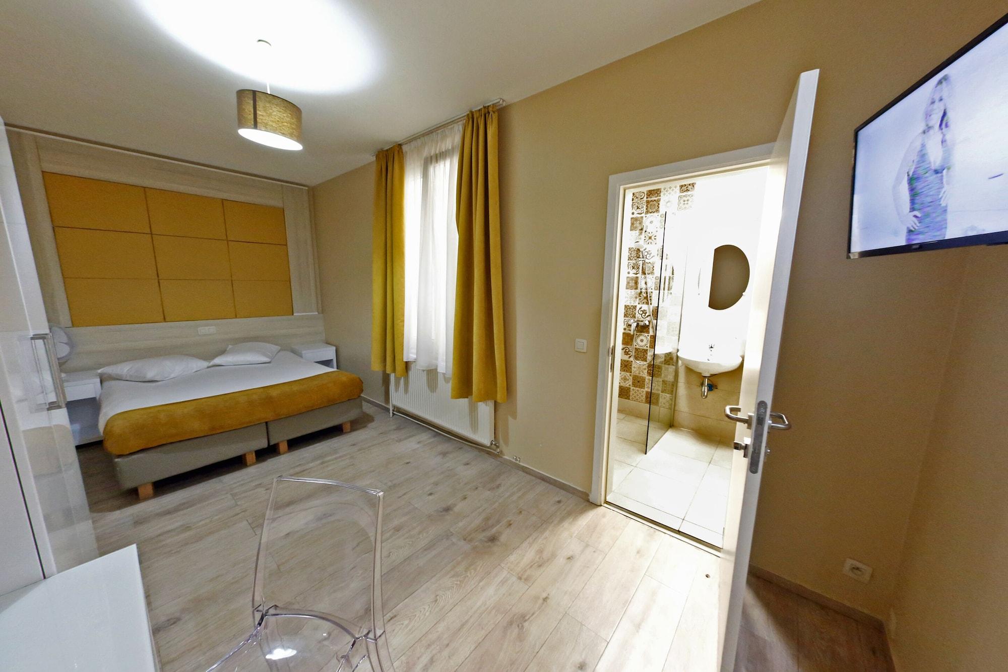 Hotel De France Saint-Gilles Bagian luar foto