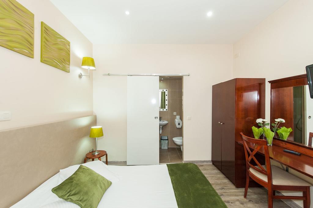 Hotel De France Saint-Gilles Bagian luar foto