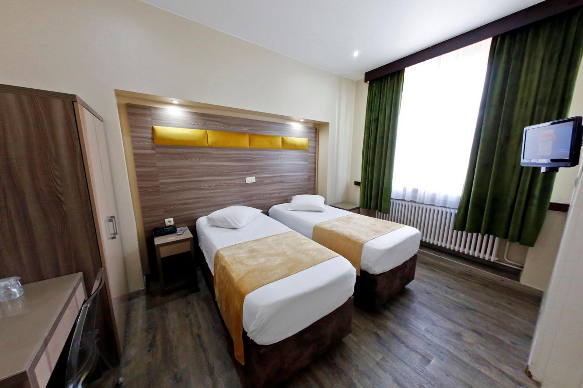 Hotel De France Saint-Gilles Bagian luar foto