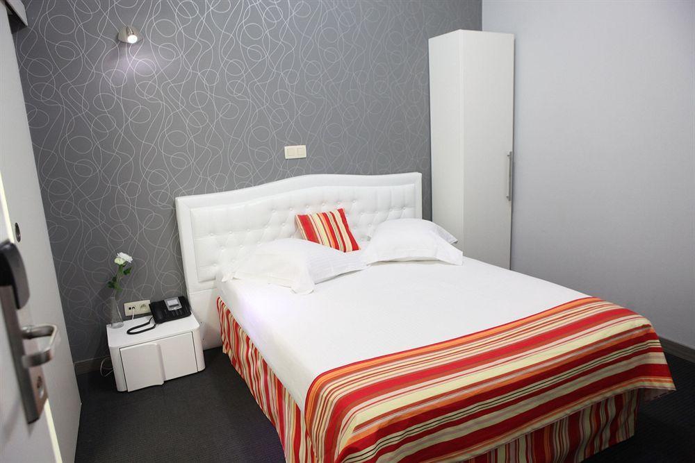 Hotel De France Saint-Gilles Bagian luar foto
