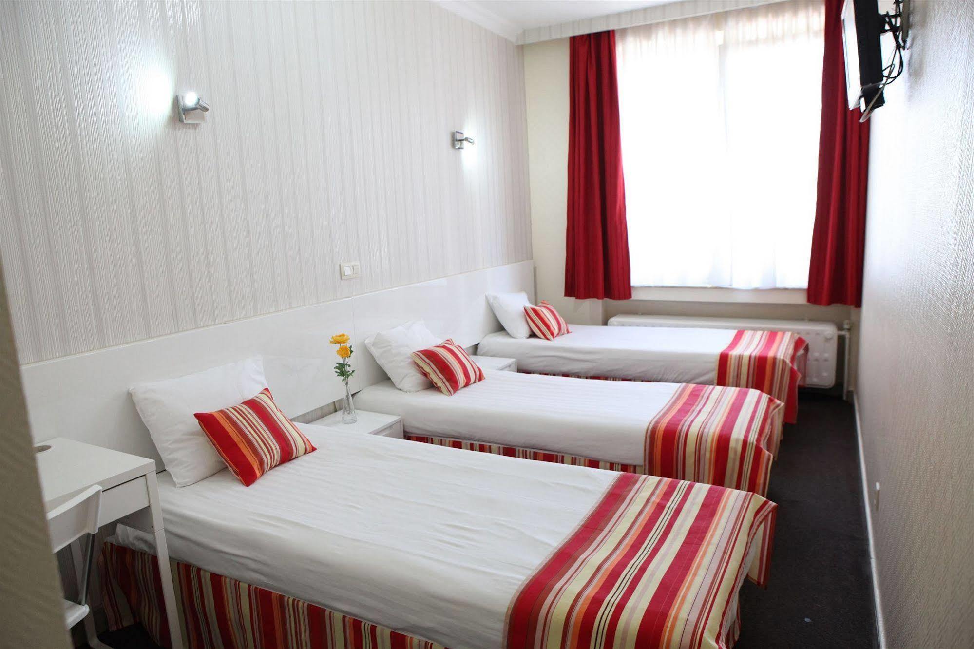 Hotel De France Saint-Gilles Bagian luar foto