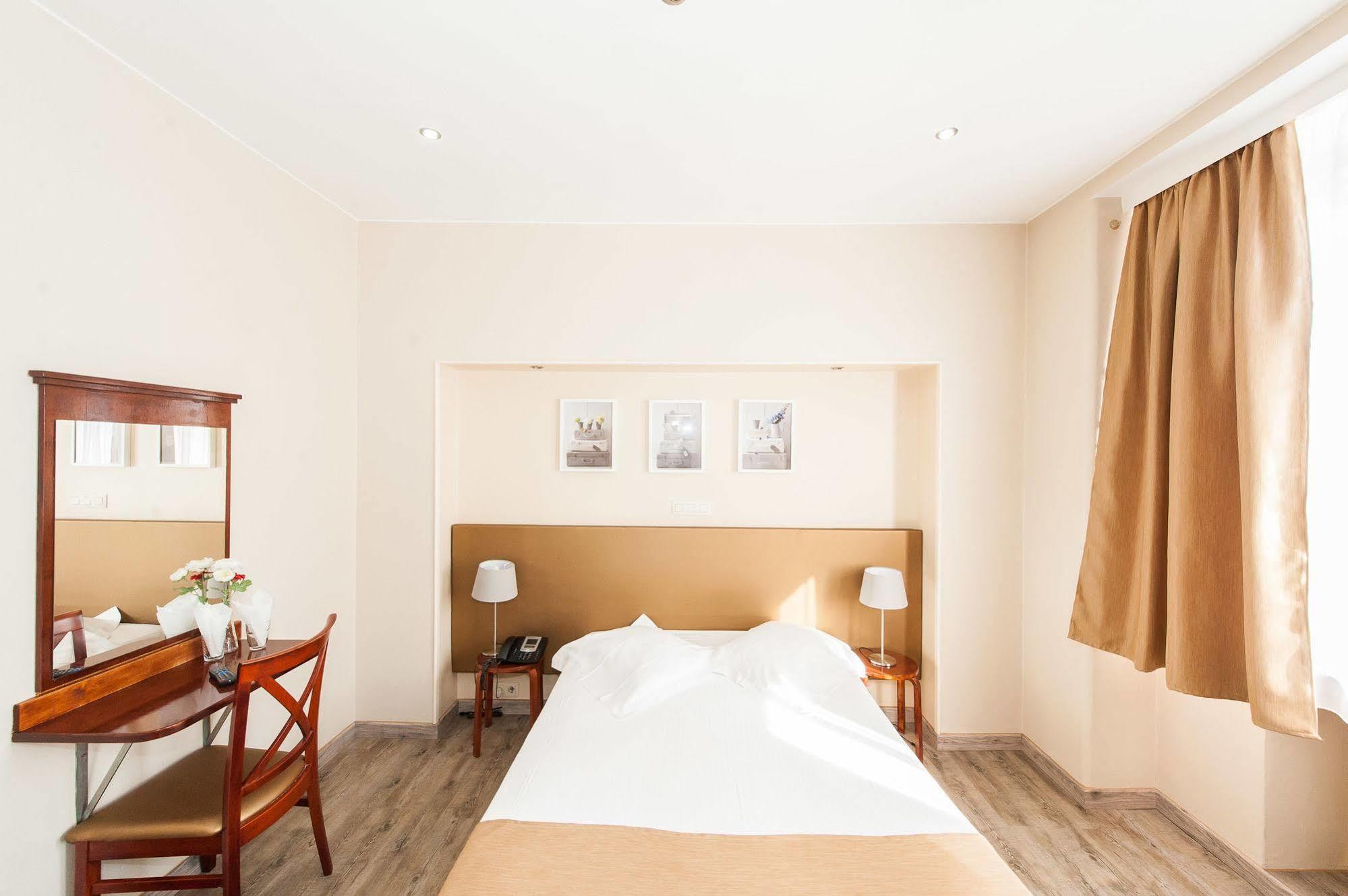 Hotel De France Saint-Gilles Bagian luar foto