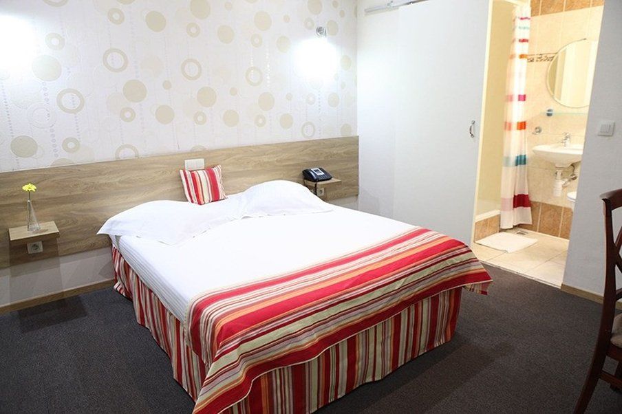 Hotel De France Saint-Gilles Bagian luar foto